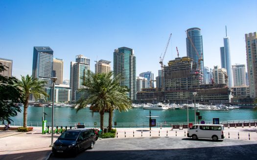 Quartier de la Marina de Dubaï avec des gratte-ciels et yachts