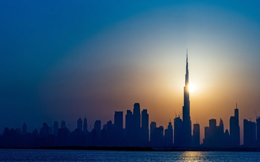 Vue du skyline de Dubaï avec le Burj Khalifa au coucher du soleil